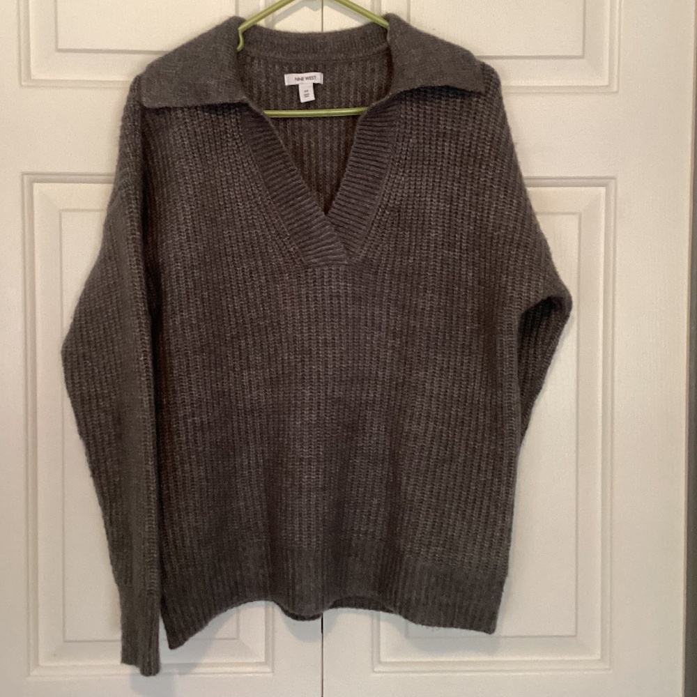 V neck collared ribbed sweater